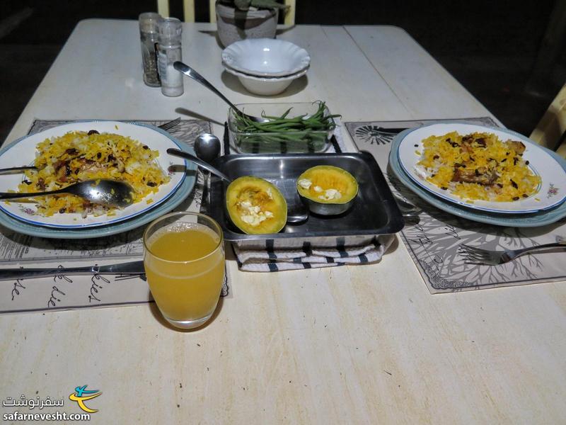 تصویری از شام زرشک پلو و مرغ به همراه غذای محلی با سبزیجات