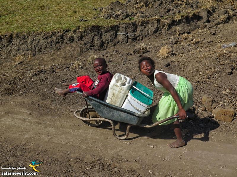 بچه های روستایی در حال حمل آب
