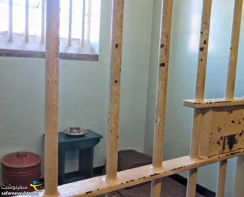 سلول انفردای که نلسون ماندلا در آن زندانی بود در روبن آیلند