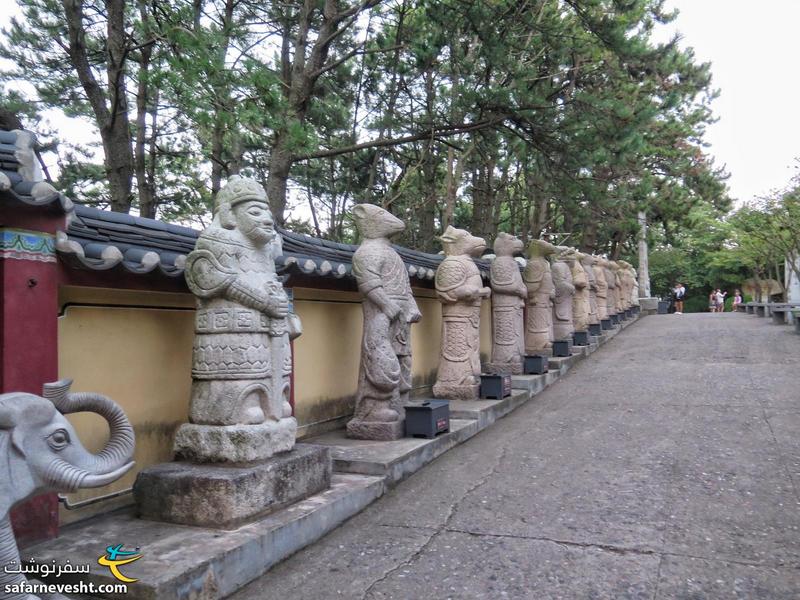 مجسمه های سنگی در ورودی معبد هدونگ یونگونگ سا