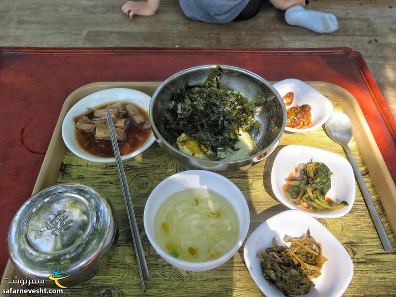 ناهار کره ای که ترکیبی از برنج، گوشت آبپز، نیمرو و جلبک دریایی، سوپ جوانه گندم و چند نوع کیمچی بود