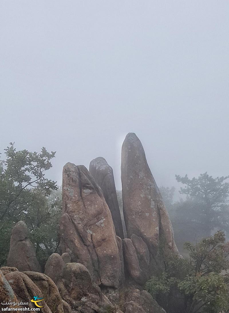 هوای مه آلود و صخره های کوه های نام