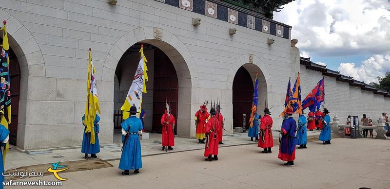 نمایی از وردی کاخ گیونگ بوک گانگ و نمایش رژه سربازان