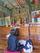 خانم بودایی داخل معبد تسبح به دست و در حال ذکر و دعا