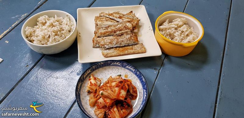 صبحانه کره ای ترکیبی از برنج و گندم به همراه کیمچی و ماهی سرخ شده