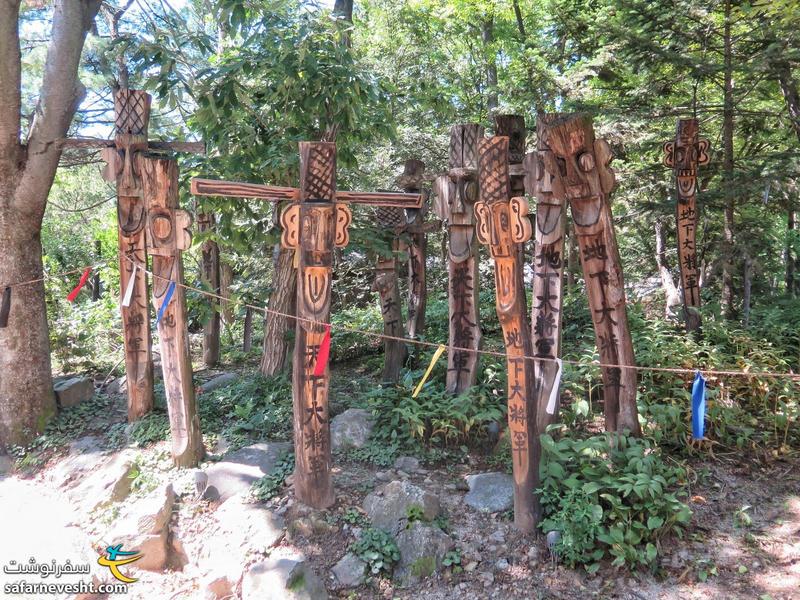 مجسمه های چوبی در ورودی روستا، نماد خدایانی برای محافظت از نیروهای شیطانی
