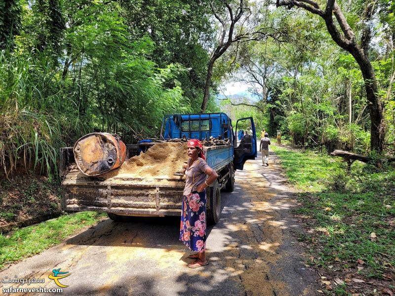 زنان پا به پای مردان در پروژه های زیرساخت جاده ای سریلانکا کمک میکنند