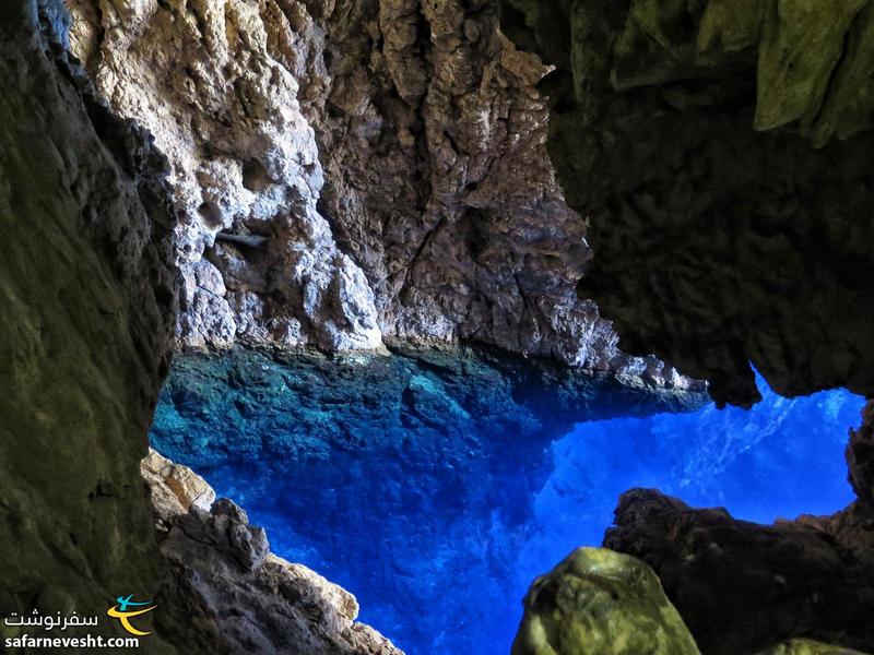 دریاچه ای آبی رنگ در میانه غار