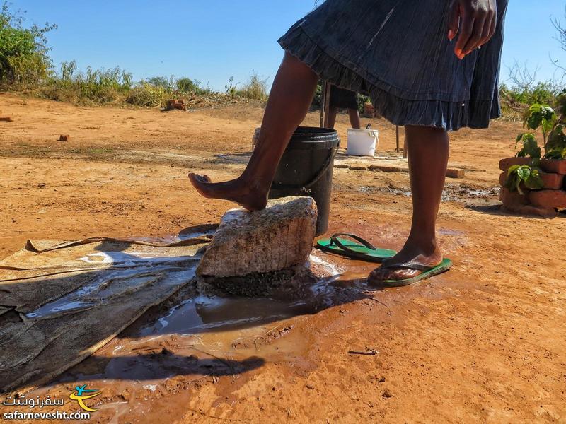 خانم روستایی در حال کشیدن سنگ پا