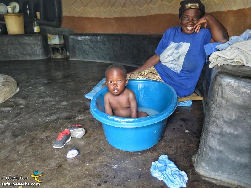 کودک آفریقایی در حال حمام کردن