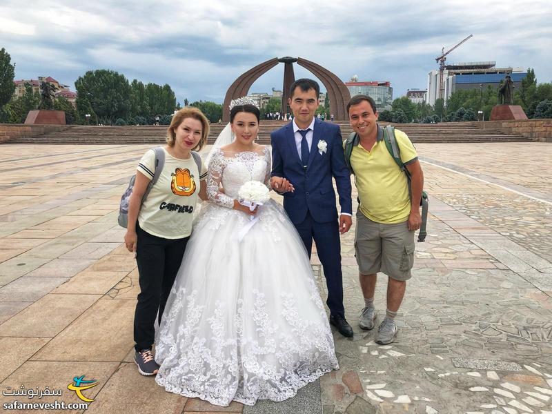 عروس و داماد در پارک میدان پیروزی بیشکک