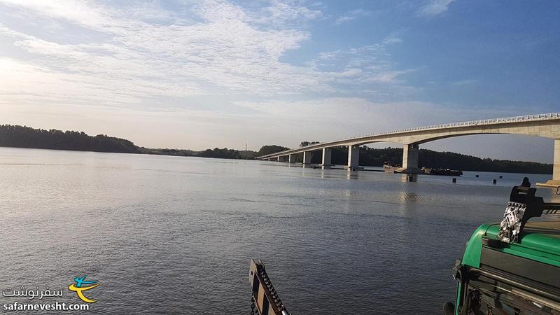 این پلی هست که به زودی افتتاح میشه و دو طرف رودخانه گامبیا رو به هم متصل میکنه