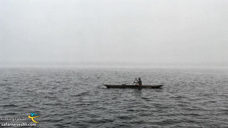 ماهیگیر و دریاچه و مه
