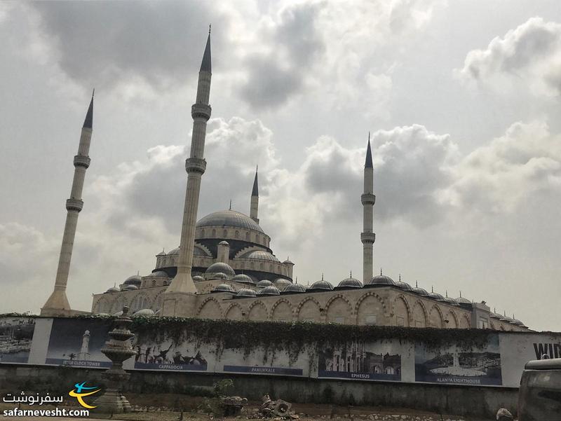 مسجد جامع آکرا که بزرگترین مسجد کشور غنا هست و از معماریش کاملا مشخصه ترکیه پول ساختش رو داده