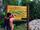 راهنما در حال توضیح دادن مسیرهای پارک ملی سموک چمپی