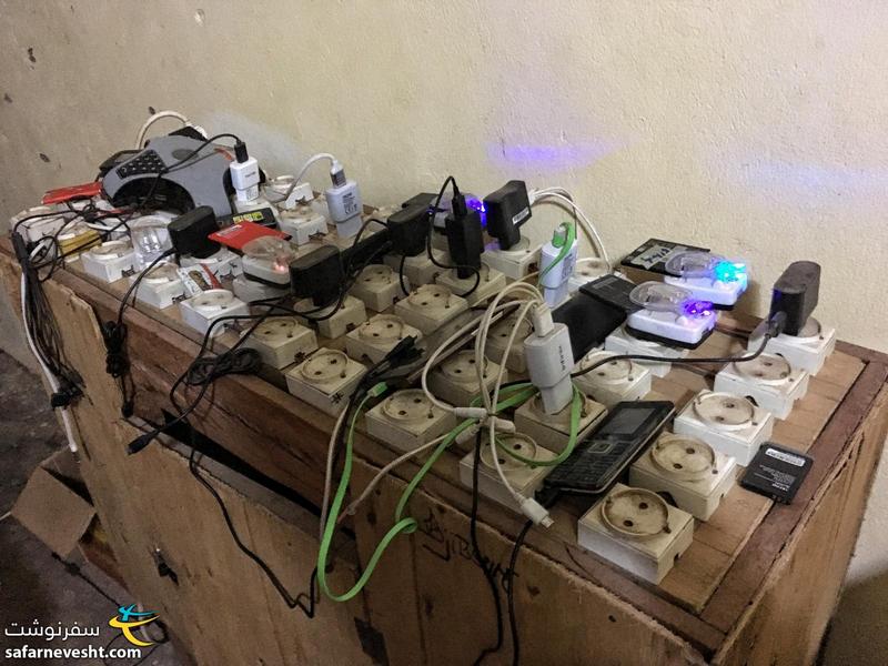 یک مغازه موبایلی که موتور برق داشت، برق رو اینطوری میفروخت. برق کالایی کمیاب و ارزشمند در گینه.