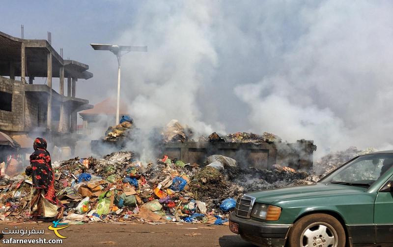 سوزاندن زباله در حومه شهر کوناکری، جایی که مردم زندگی می کنند!