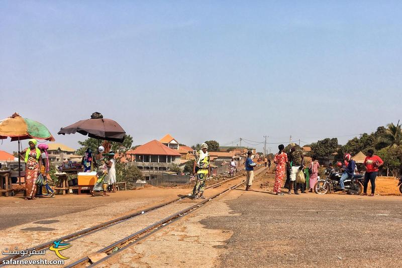 گینه از معدود کشورهای غرب آفریقاست که شبکه ریلی و راه آهن فعال داره
