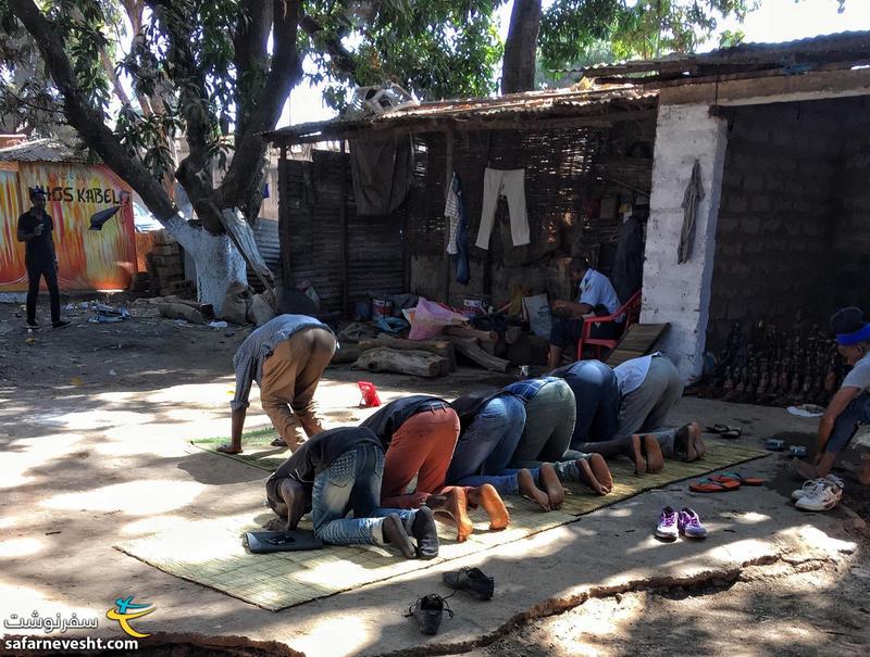 مسلمان های صوفی گینه بیسائو در حال نماز خواندن وسط بازار صنایع دستی