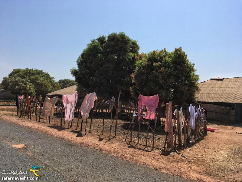 خانه ای کنار جاده - آویزان کردن لباس برای خشک شدن