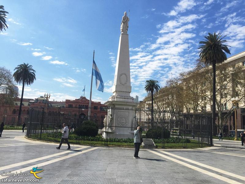 هرم یادبود قربانیان دیکتاتوری در گذشته ای نه چندان دور در آرژانتین