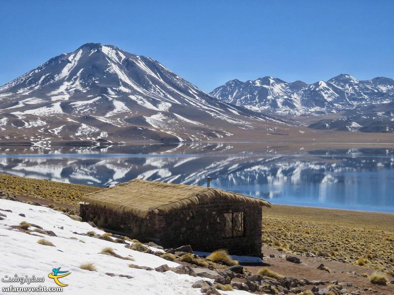 نمایی زیبا از ارتفاعات آتاکاما و انعکاس زیبای کوه ها در آب سرد دریاچه