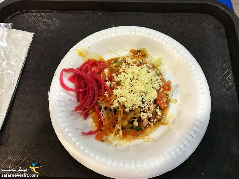 یک غذای دیگه هندوراسی شبیه تاکو مکزیکی به قیمت ۱ دلار