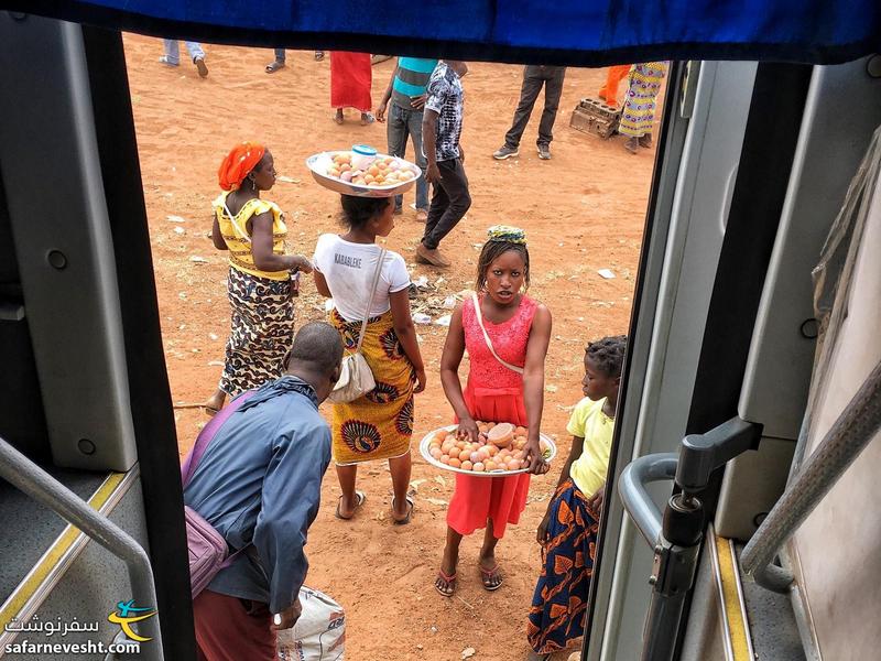 توی ساحل عاج دستفروش ها به داخل اتوبوس هجوم نمی اوردند
