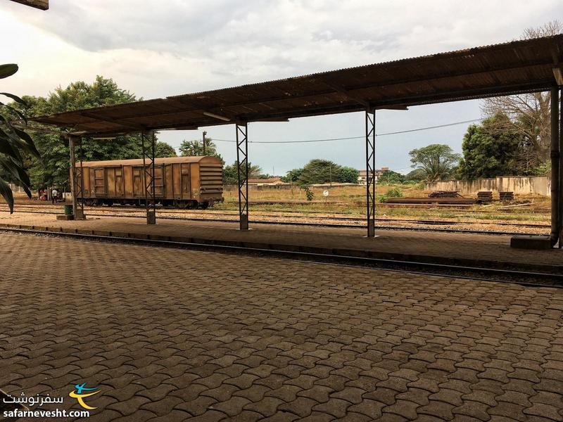 قطار تنها در ایستگاه راه آهن بواکه در شمال ساحل عاج