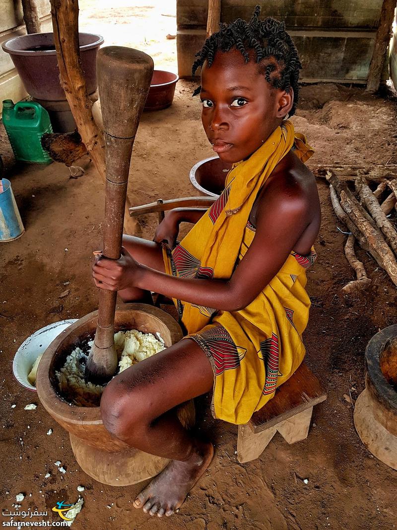 دختر روستایی ساحل عاج مشغول هاون کردن کاساوا