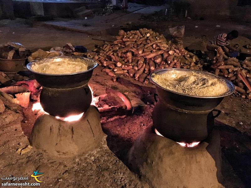 اجاق پختن آتکه یا آچکه غذای سنتی ساحل عاج
