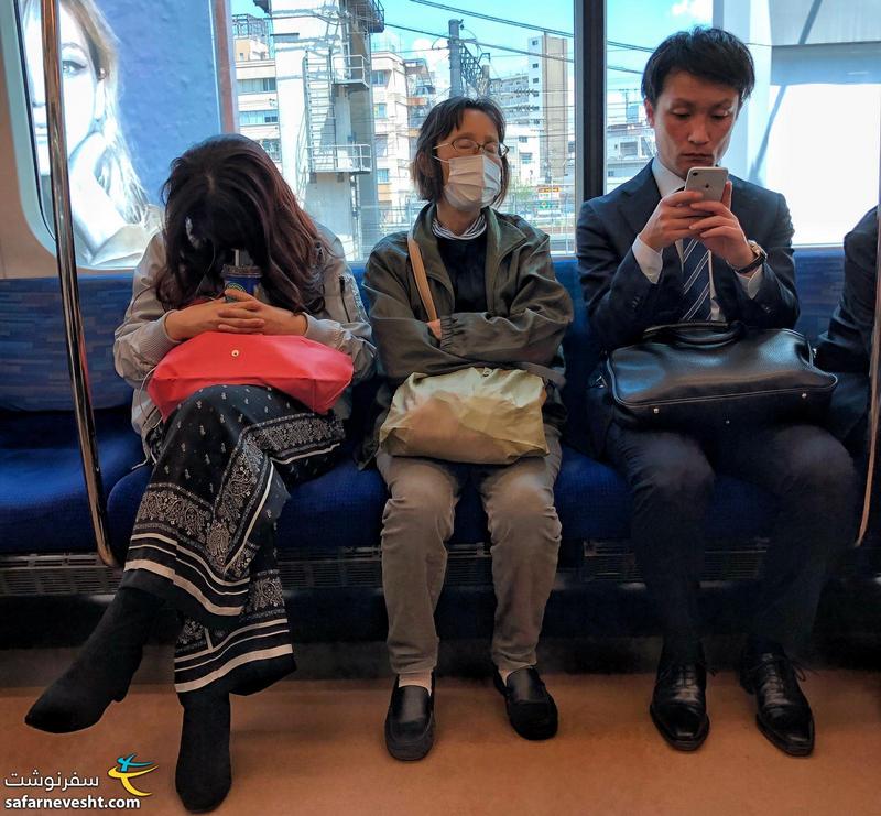 همه ژاپنی ها حداقل یکی از این سه حالت رو دارند. موبایل به دست، ماسک زده، خواب