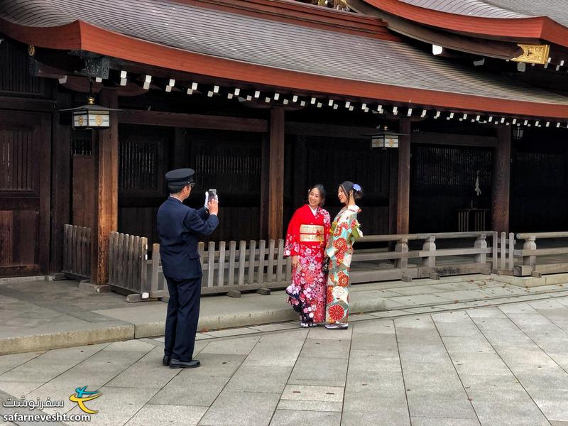 پوشیدن کیمونو که لباس سنتی ژاپن هست در شهرهای بزرگ خیلی مرسوم نیست و بیشتر توریست ها این لباس رو میپوشند.