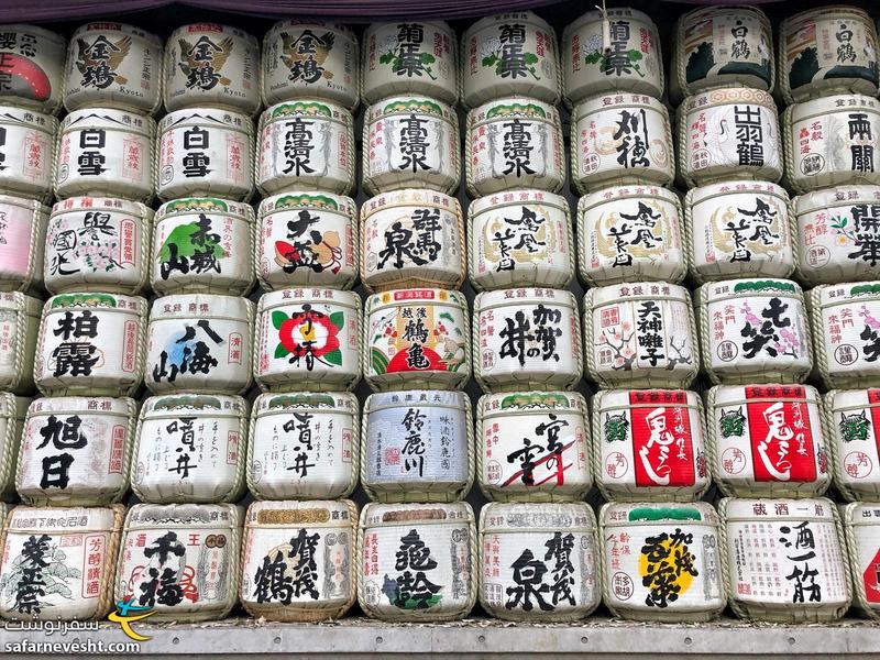 این بشکه های زیبا که توی همه معابد ژاپنی هست حاوی عرق برنج به اسم اوساکه یا همون ساکی سریال اوشین هست.