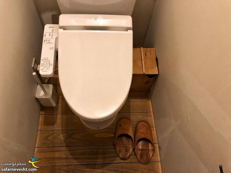 وقتی توالت یک هاستل اینقدر دکمه داشته باشه، توالت هتل ۵ ستاره احتمالا شبیه کابین خلبانه! دکمه ها برای تعیین جهت آب از جلو یا عقب، شدت جریان آب، دمای آب، دمای محل نشستن، تولید صدا و خشک کن هست.