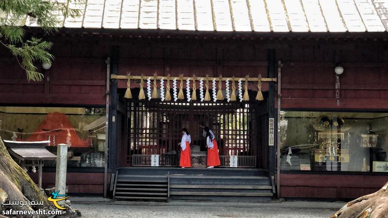 راهبه ها در حال بستن درب های معبد