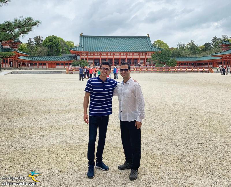 من و مصطفی جلوی معبد هیان Heian shrine