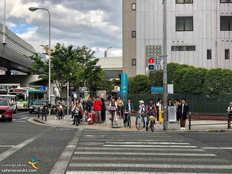 دوچرخه سوارهای ژاپنی خیلی به حقوق پیاده ها احترام نمیزارن و حتی توی پیاده رو هم میاند.