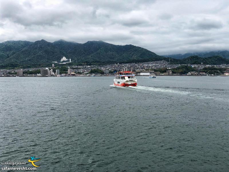 اتوبوس های دریایی جی آر که مرتب مسیر کوتاه ۱۰ دقیقه ای بین هیروشیما و جزیره رو با بلیط ۱۸۰ ین میرند.