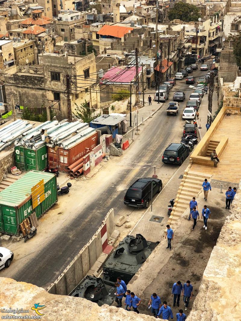 دیدن تانک در شهرهای لبنان عجیب نیست. جلوی قلعه طرابلس ۴ تا تانک پارک شده بود که ۲ تاش رو توی تصویر میبینید