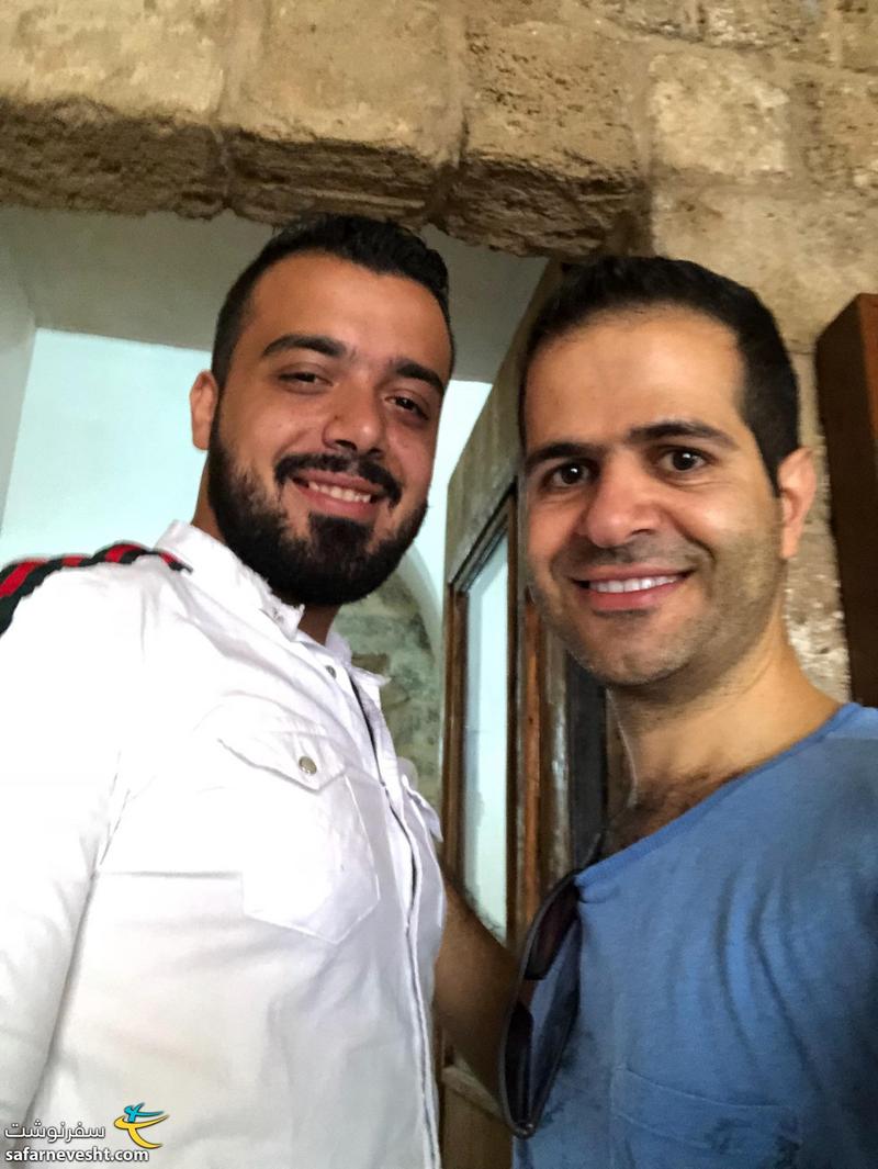 یکی از کارکنان قلعه که از دیدن مسافر ایرانی خیلی خوشحال شد. از خانواده موسوی های لبنان با اصالت ایرانی بود که سال ها پیش به لبنان مهاجرت کردند. عاشق ایران و احمدی نژاد و حزب الله بود.