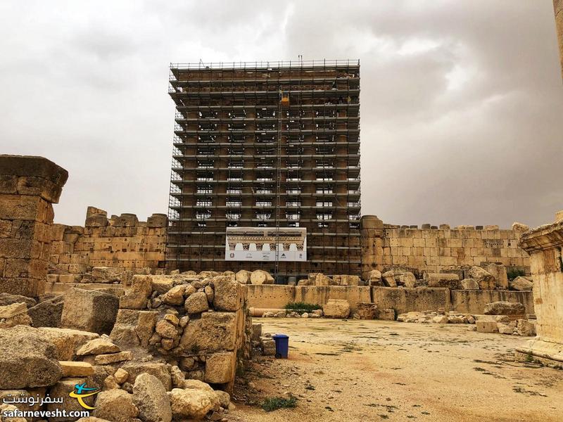 ستون های باقیمانده از معبد ژوپیتر که در حال مرمت بود و نماد تاریخی لبنان محسوب میشه