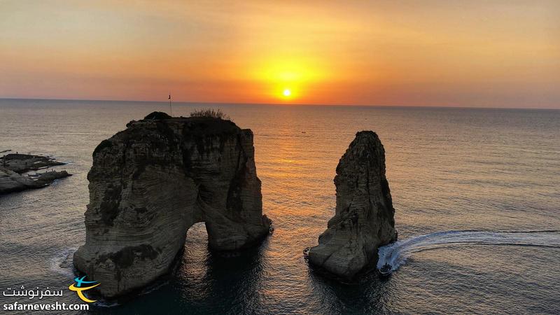 بهترین زمان دیدن صخره های روشه یا کبوتر هنگام غروب آفتاب هست. این صخره های دوست داشتنی در غرب بیروت و در بلوار ساحلی ژنرال دوگل هستند