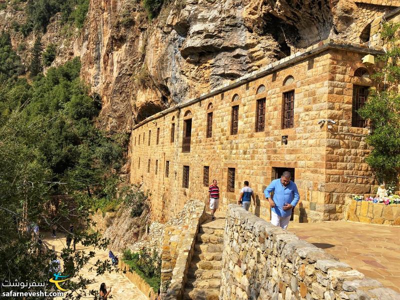 صومعه سنت الیشا Saint Elisha monastery در وادی قادیشا که در بین صخره ها ساخته شده و قرن ها محلی برای پناه بردن مومنین بوده