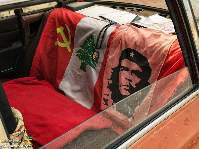 تصویر چگوارا و پرچم لبنان روی صندلی یک خودرو
