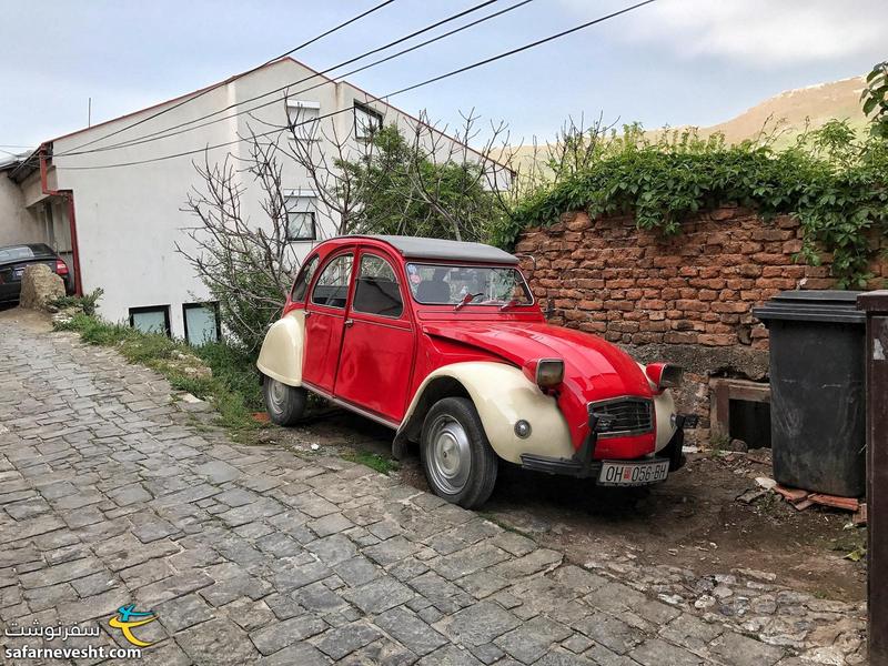 خیلی شبیه نیست ولی من رو یاد برادران امیدوار و ماشینشون انداخت. 🚗