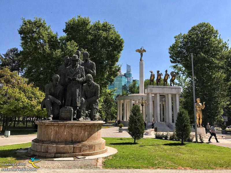 رهبران استقلال مقدونیه در جلوی پارلمان این کشور