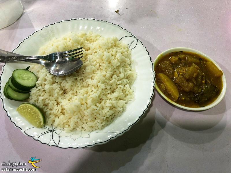 ناهار در یک رستوران شامل برنج و خورش سبزیجات ۲۵ روپیه شد. خورش که گوشت داشته باشه قیمتش از ۴۰ روپیه به بالا می شد