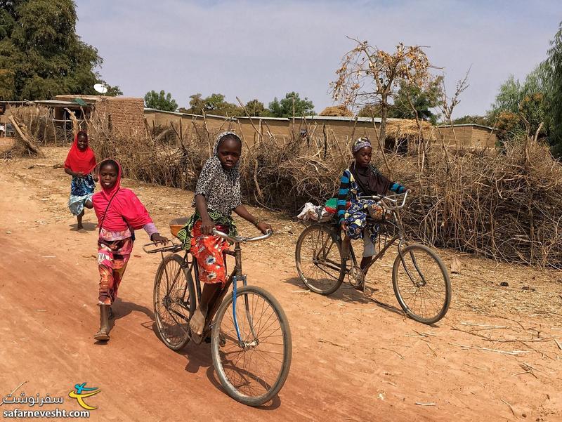 دختران دوچرخه سوار در یک روستای کشور مالی