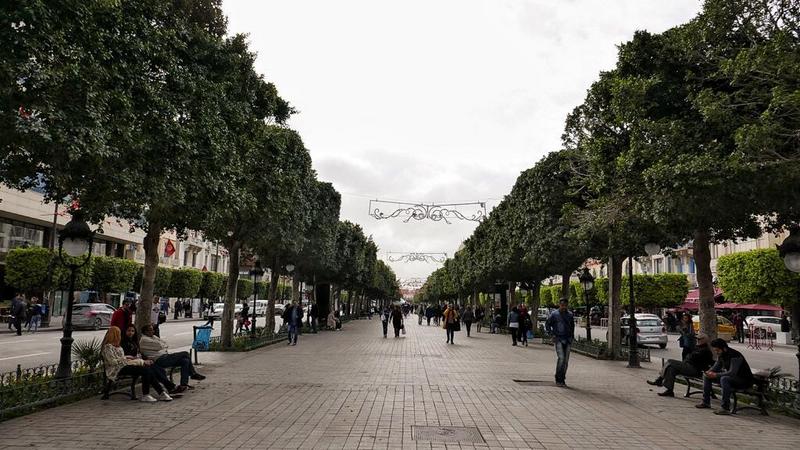 خیابان مدرن حبیب بورقیه که یجورایی پاتوق عصرها و شب‌های مردمه. اون آخر میدون ساعتو می‌بینین